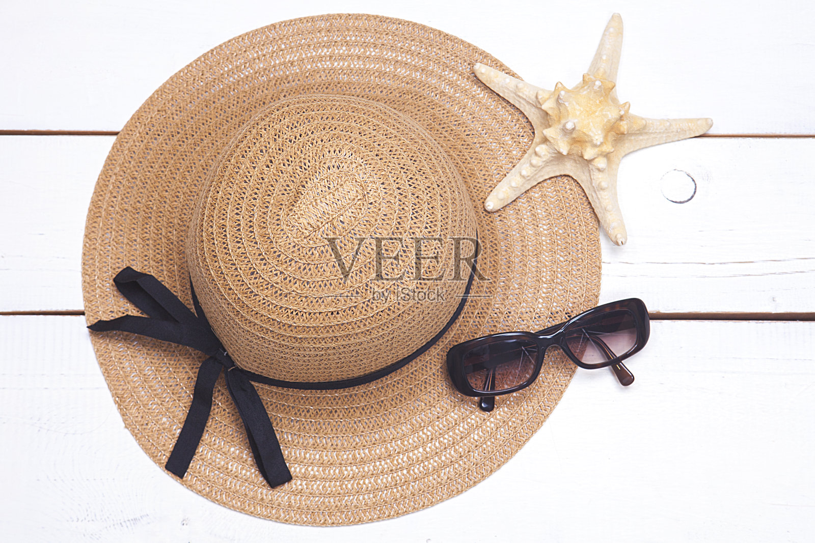 草帽,太阳镜和海星孤立在木制背景。照片摄影图片