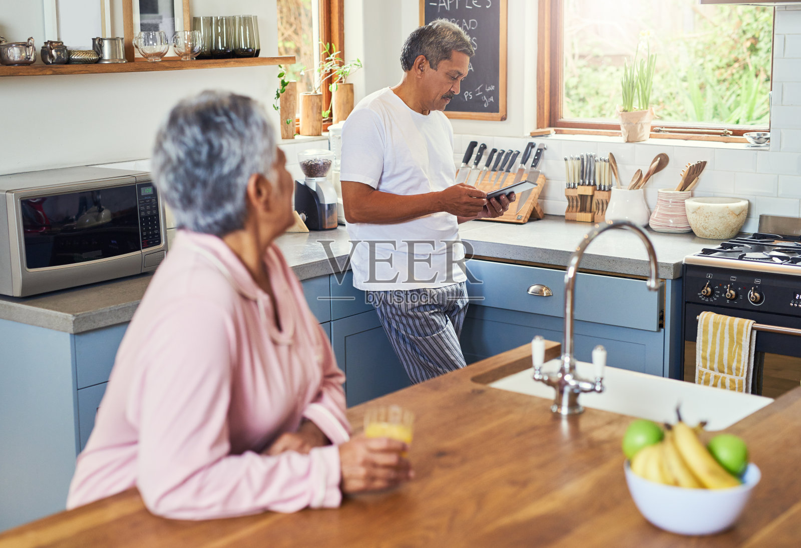 亲爱的,你在干什么?照片摄影图片