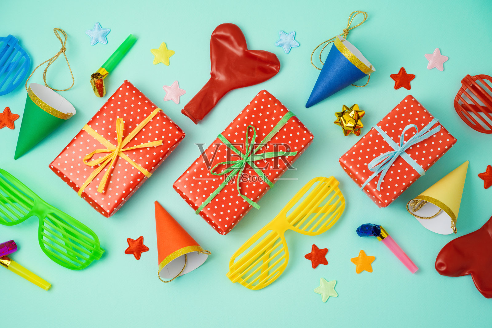 新年派对庆祝背景,彩色气球、派对帽和礼品盒照片摄影图片