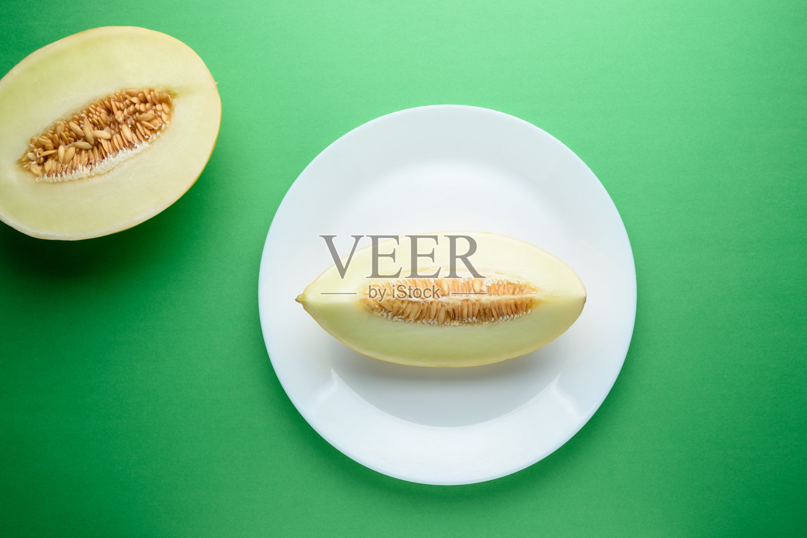 鲜绿色底切的甜瓜。最小的水果的概念。照片摄影图片