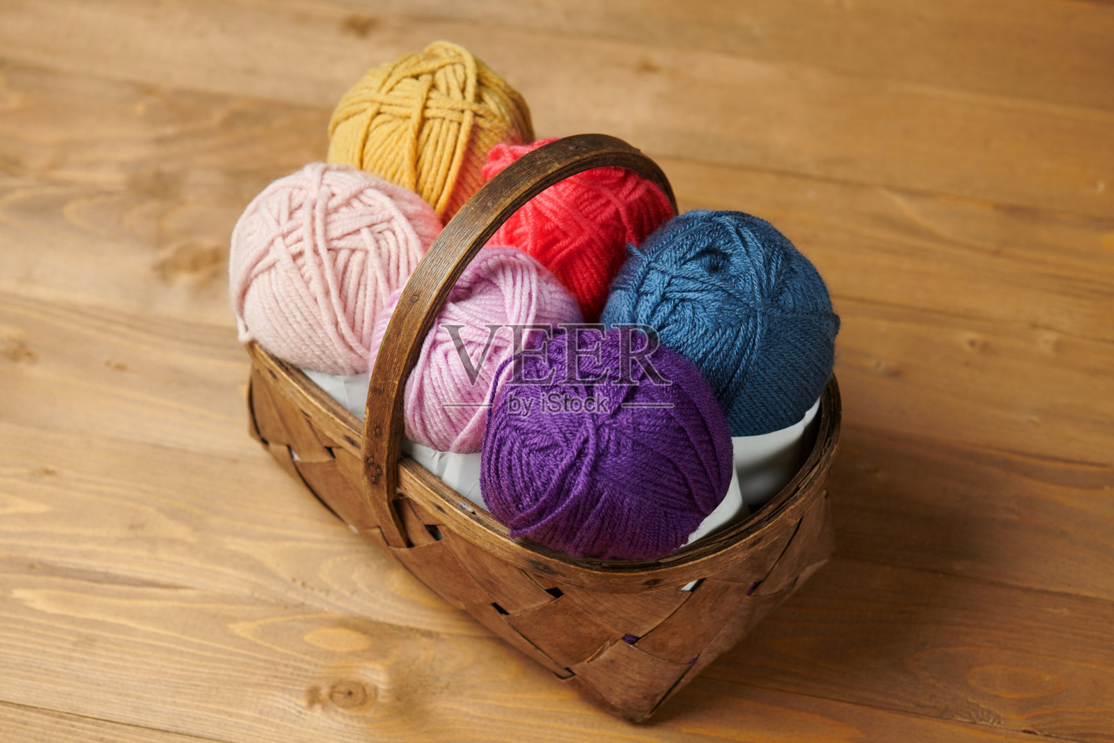 彩色羊毛线编织木质背景照片摄影图片