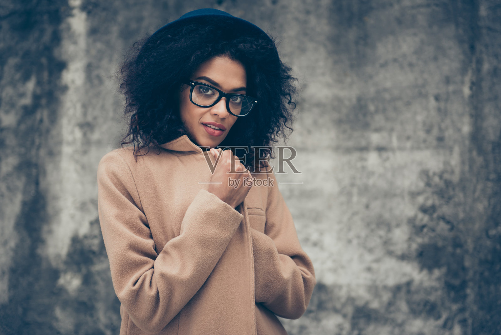 她的肖像,她的漂亮,华丽,梦幻,神秘,迷人,迷人的卷发女士穿着现代凉爽的服装,秋季卷发照片摄影图片