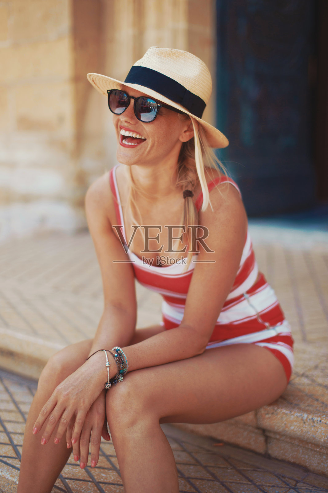 年轻的地中海女人在台阶上笑照片摄影图片