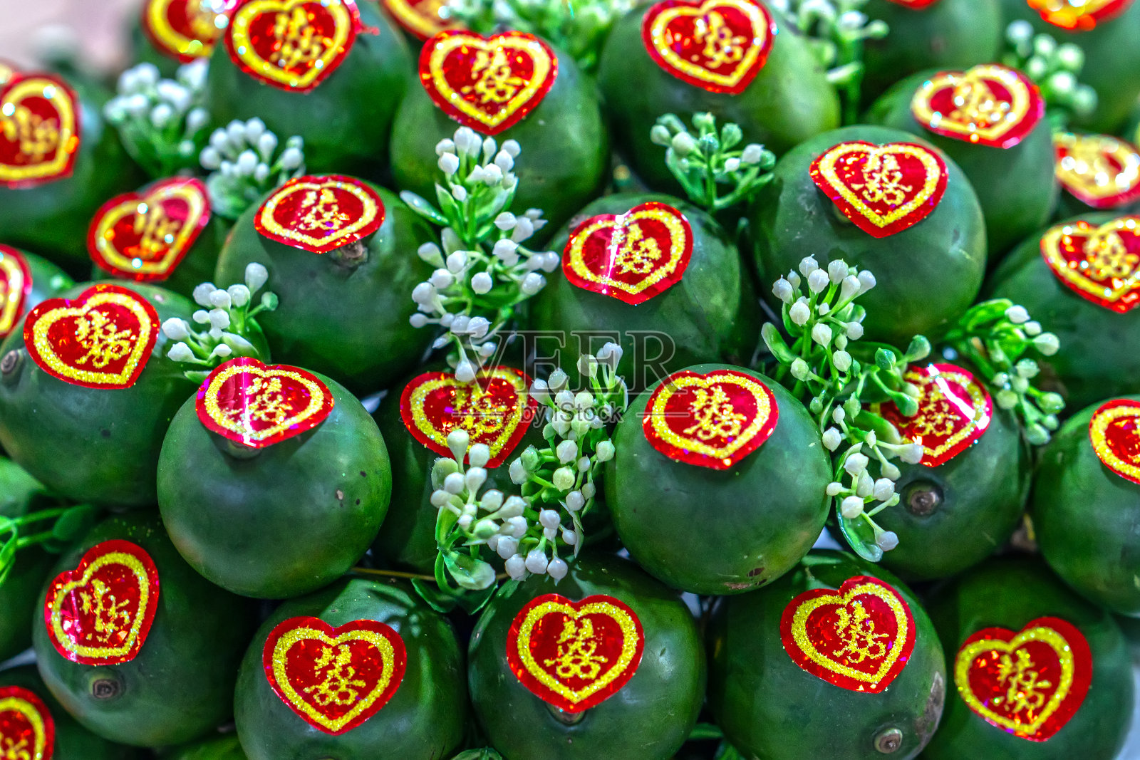 一束槟榔被捆成束,装饰成美丽的图案,用来在婚礼当天展示水果盘照片摄影图片