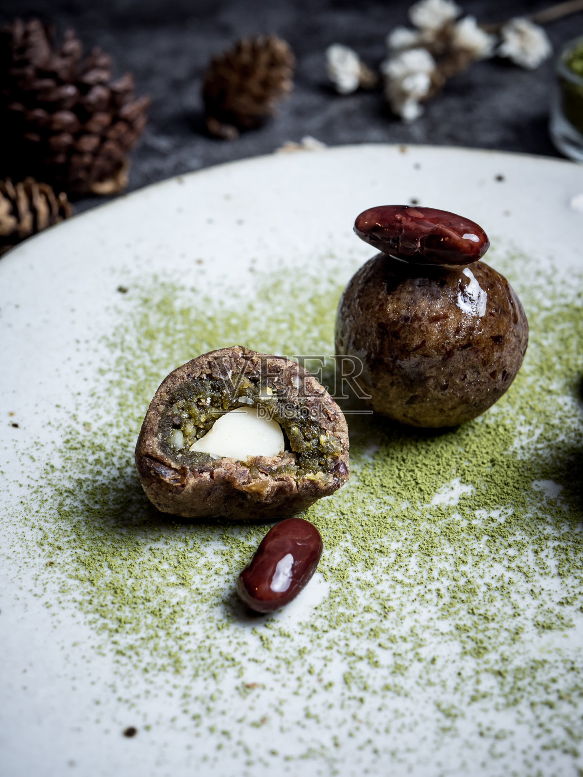 健康有机红枣能量球与绿茶,红豆,干果和坚果。食物是健康的生活方式。照片摄影图片