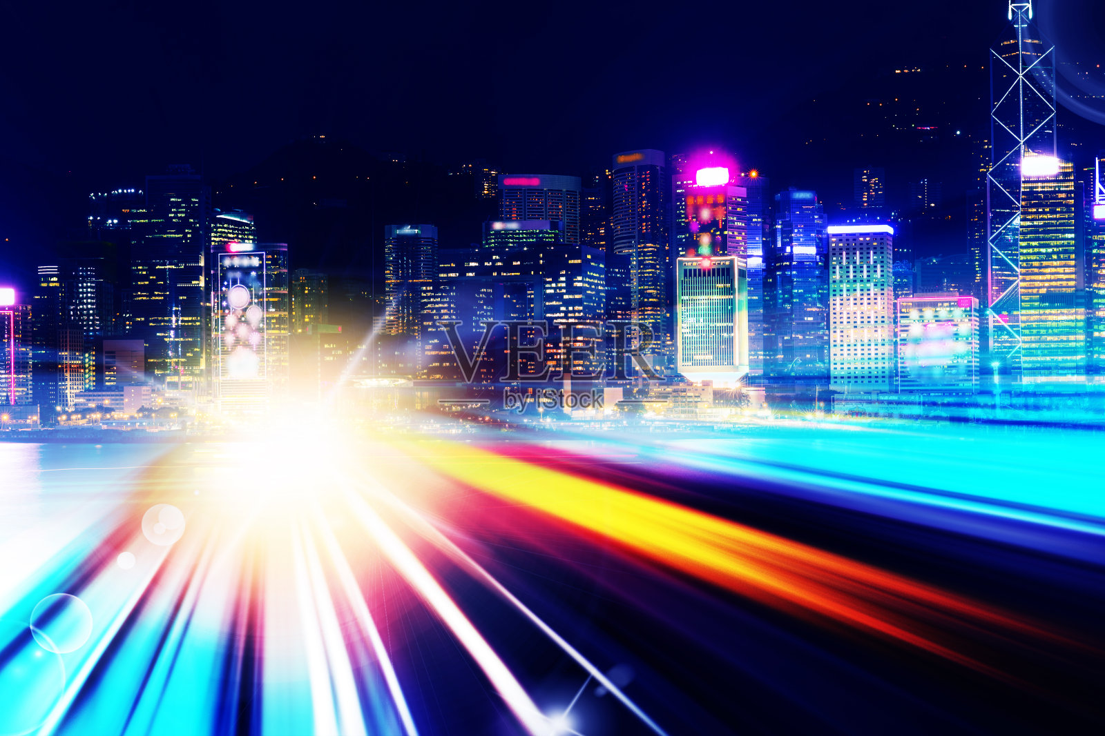 城市夜景与移动的交通灯小径。双重曝光照片摄影图片