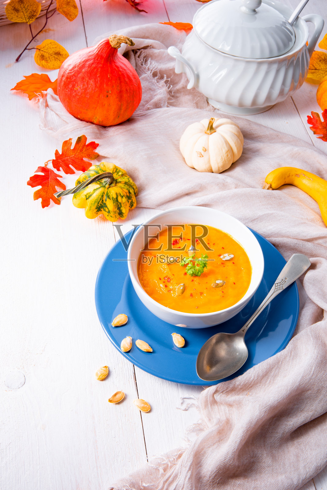 健康南瓜汤配姜胡萝卜和椰奶照片摄影图片