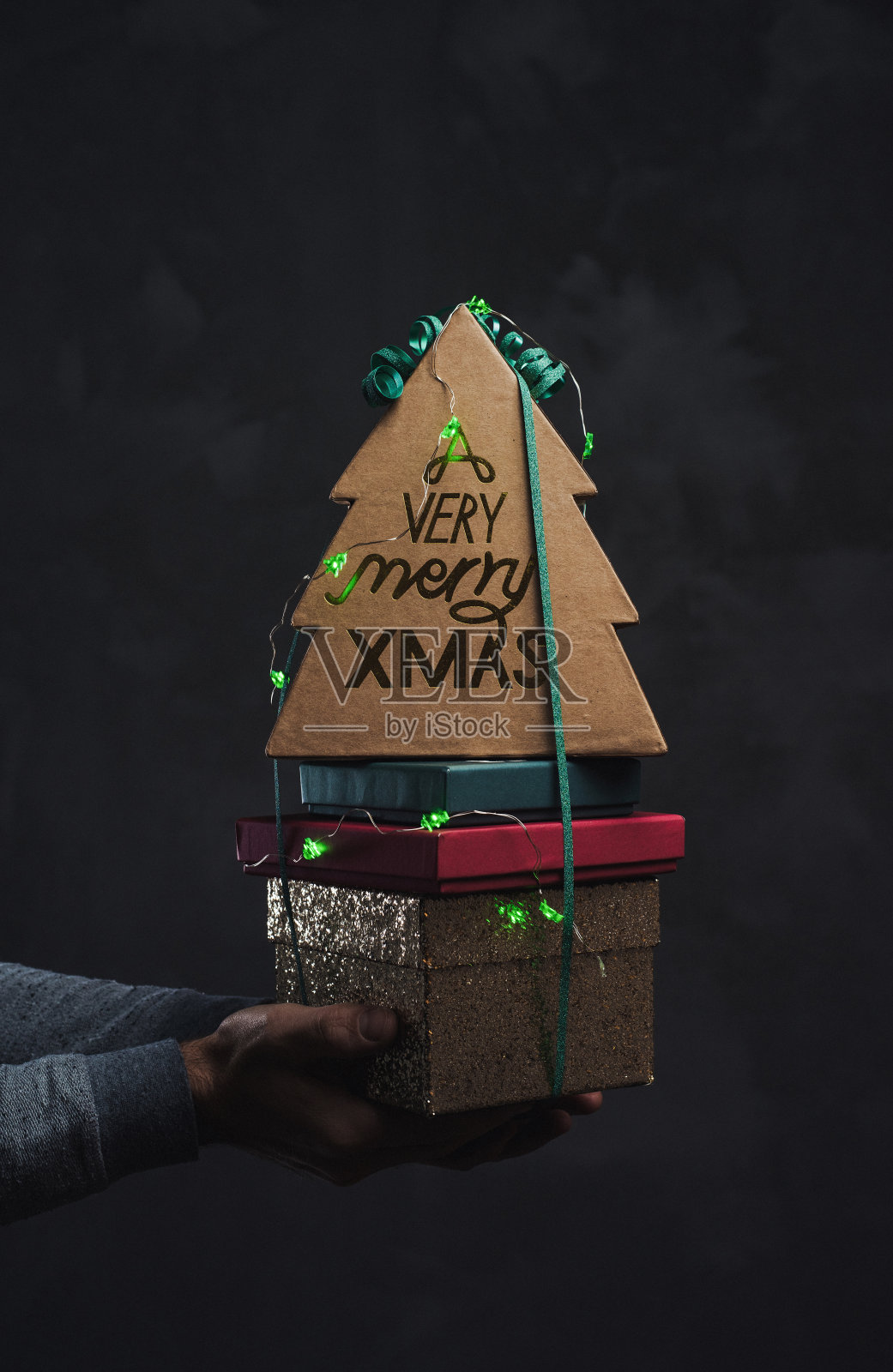 圣诞礼物-男人给予持有组圣诞礼物照片摄影图片