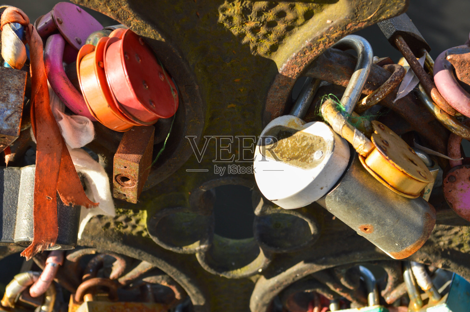 桥的栏杆上挂着很多谷仓锁。婚礼传统,在桥上挂锁,以获得永恒的爱情照片摄影图片