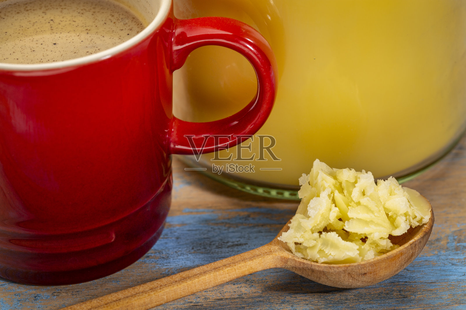 一杯新鲜的高脂咖啡加酥油照片摄影图片