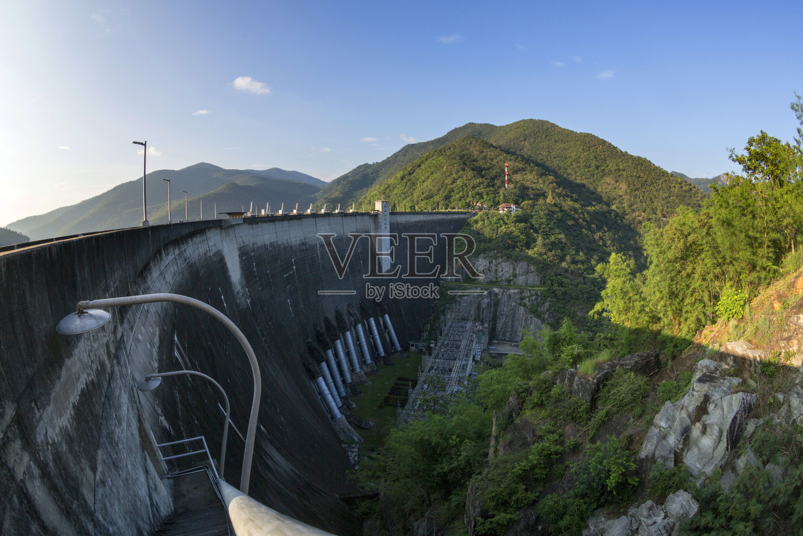 普密蓬大坝是泰国第一座多用途大坝。弯曲的混凝土坝。1953年被批准为测量、施工单位。照片摄影图片