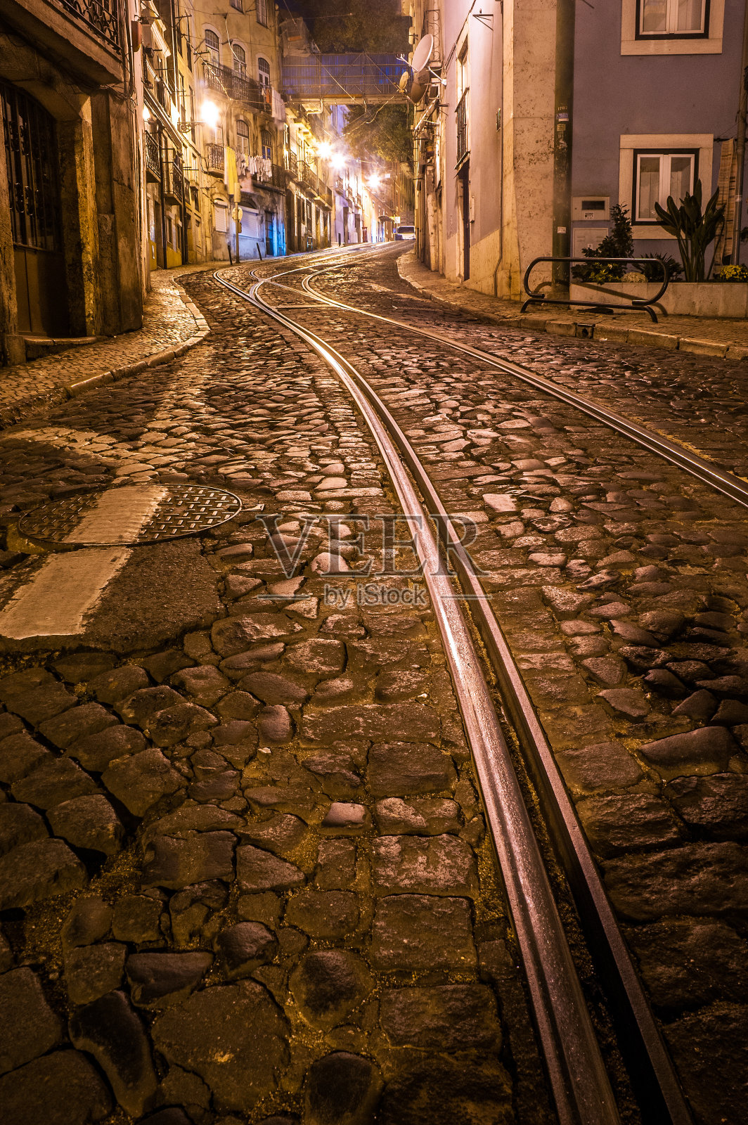 葡萄牙里斯本,28号有轨电车穿过Alfama区照片摄影图片