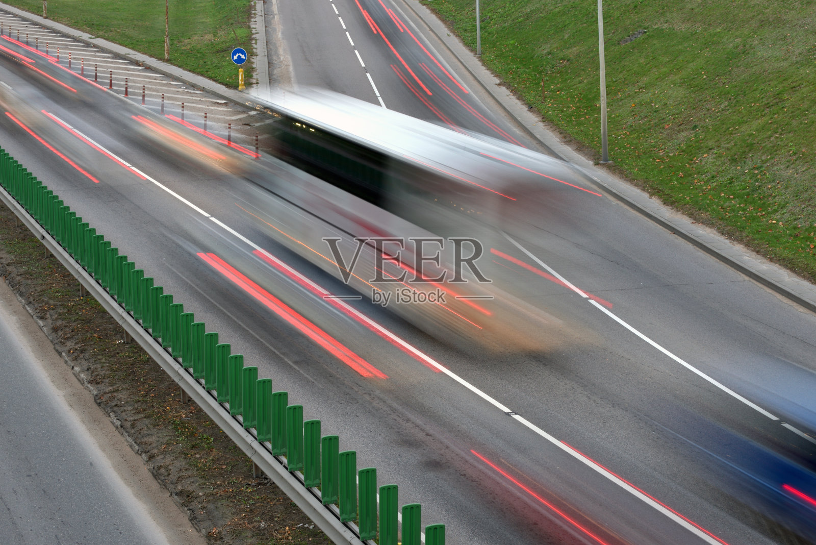 高峰时间的繁忙道路照片摄影图片