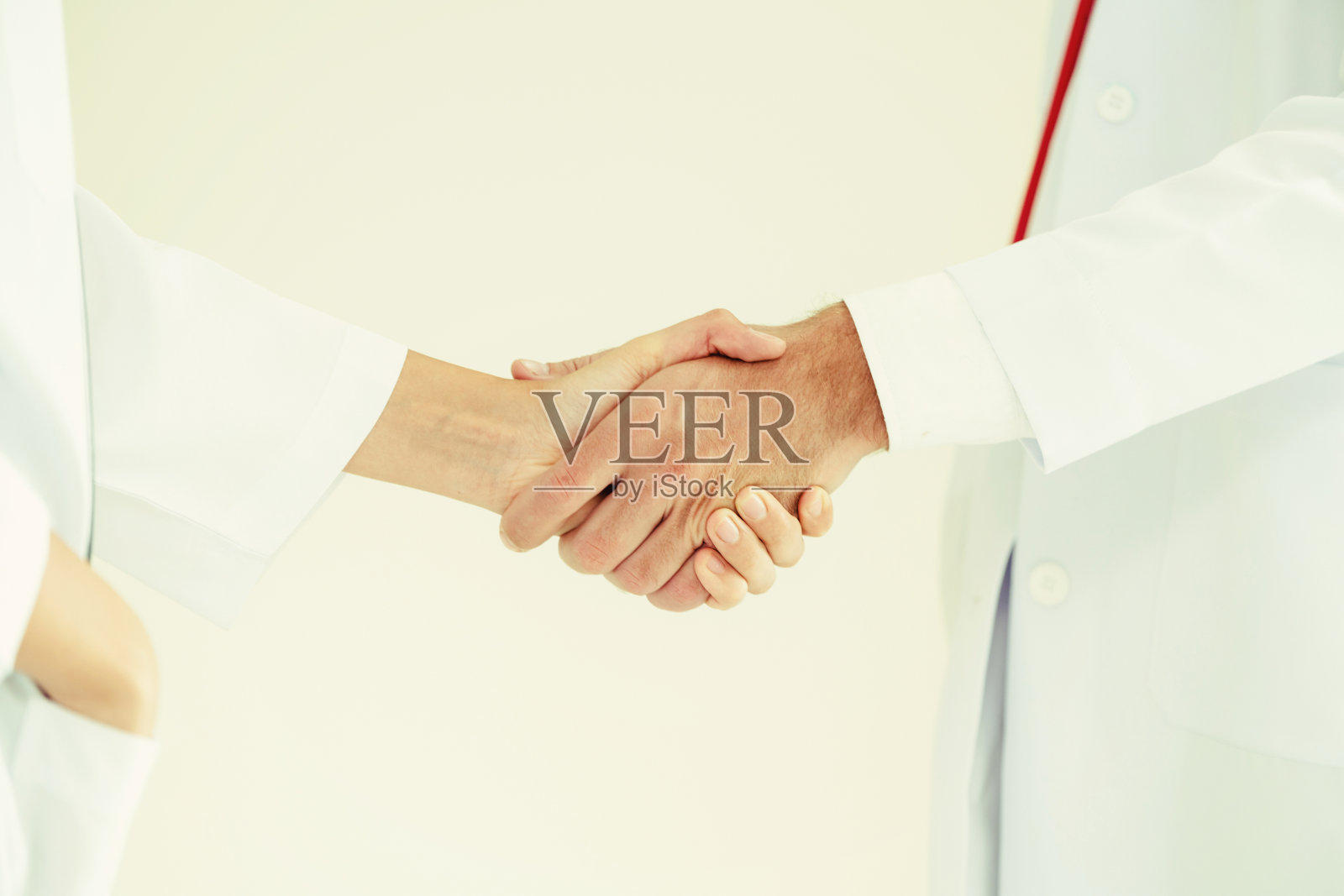 医院里的医生和另一个医生握手照片摄影图片