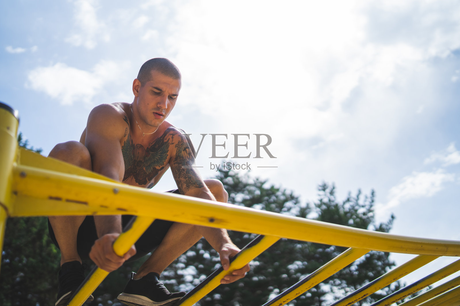 年轻人在一个休闲公园训练照片摄影图片