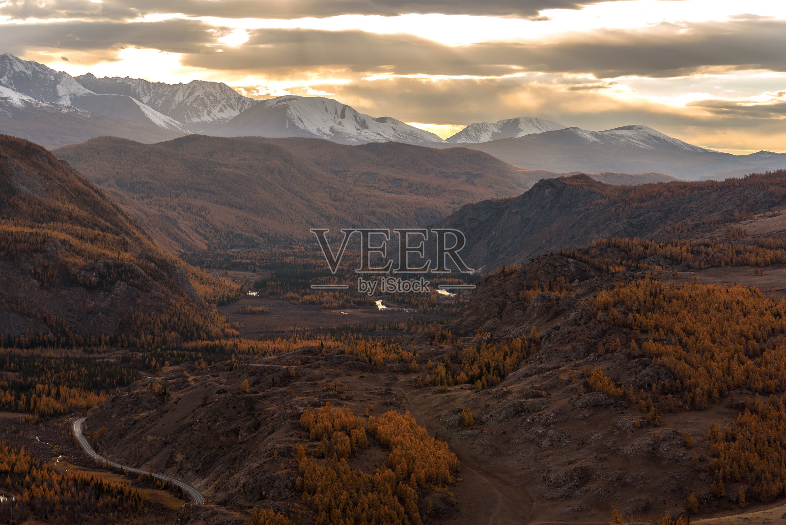 山,森林,河流,天空,秋天日落照片摄影图片