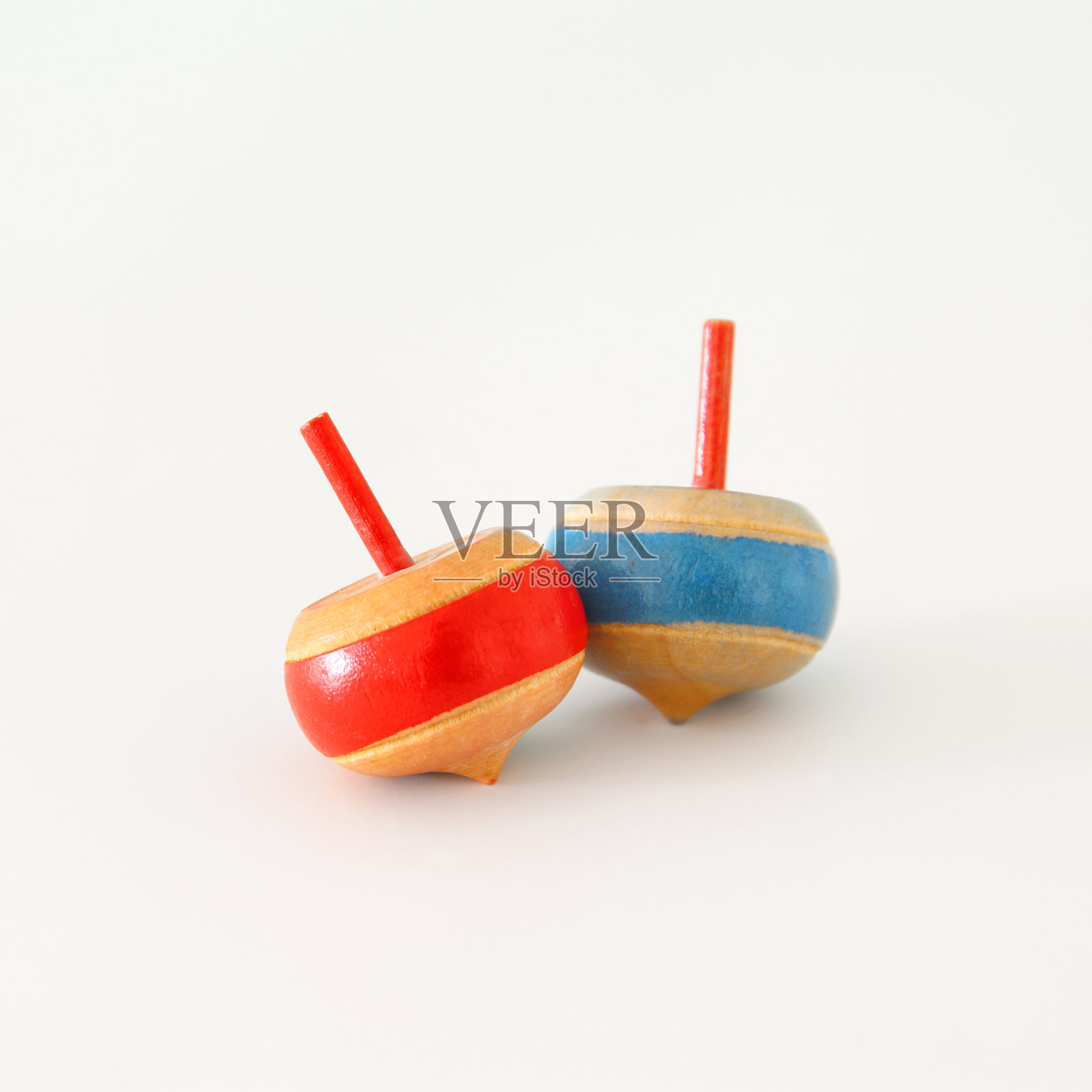 犹太节日光明节的图像与木制陀螺收集(旋转的顶部)在白色的背景。照片摄影图片