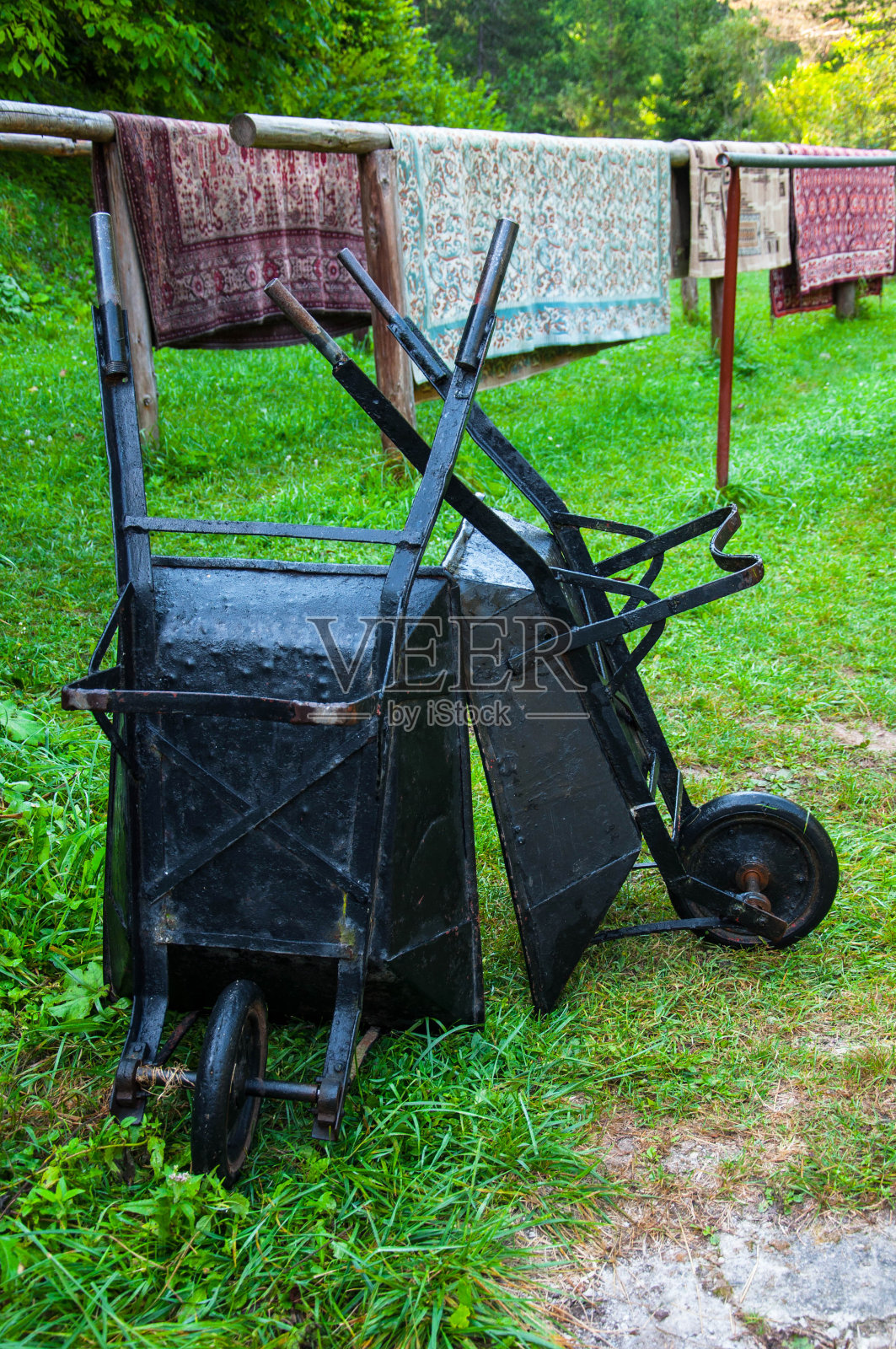 两个黑色铁制花园手推车照片摄影图片
