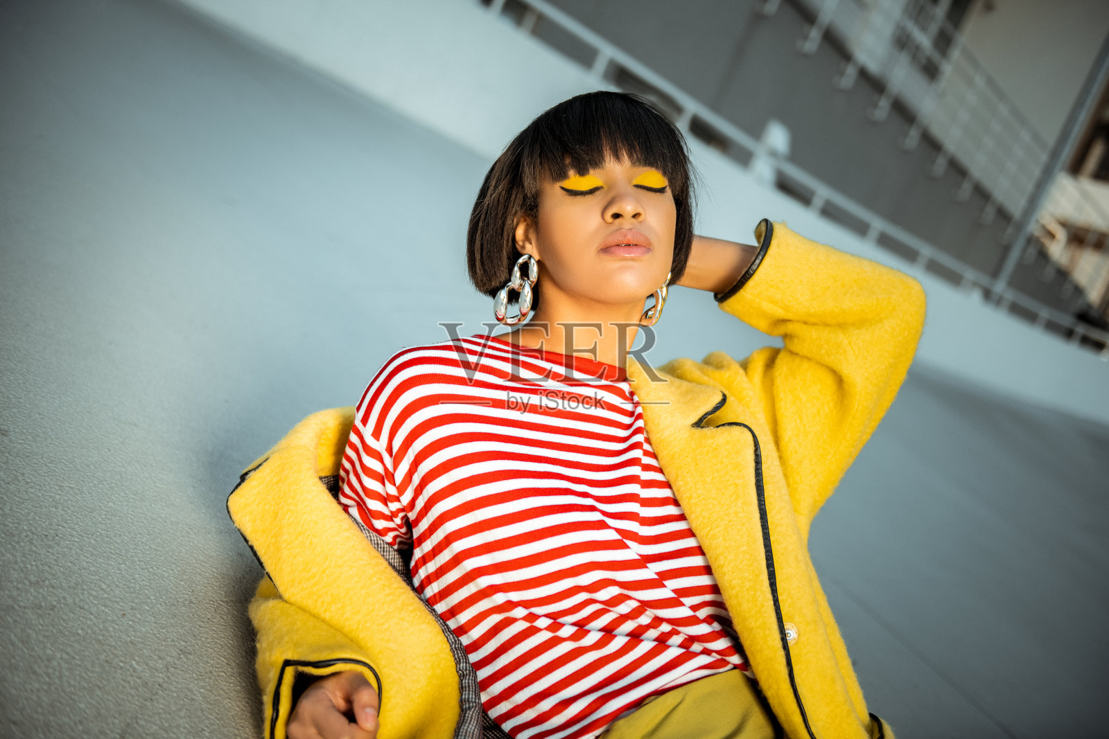 陌生的黑发女孩享受美好的一天,感到满足照片摄影图片