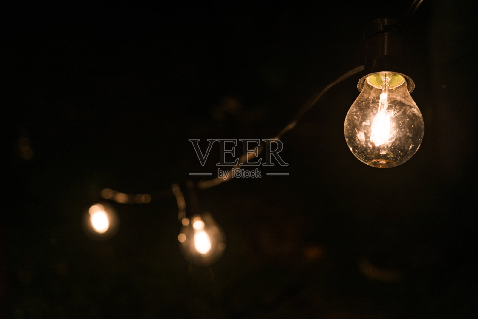 街头小吃市场上挂着古董灯泡。假期和商业的好主意概念。照片摄影图片