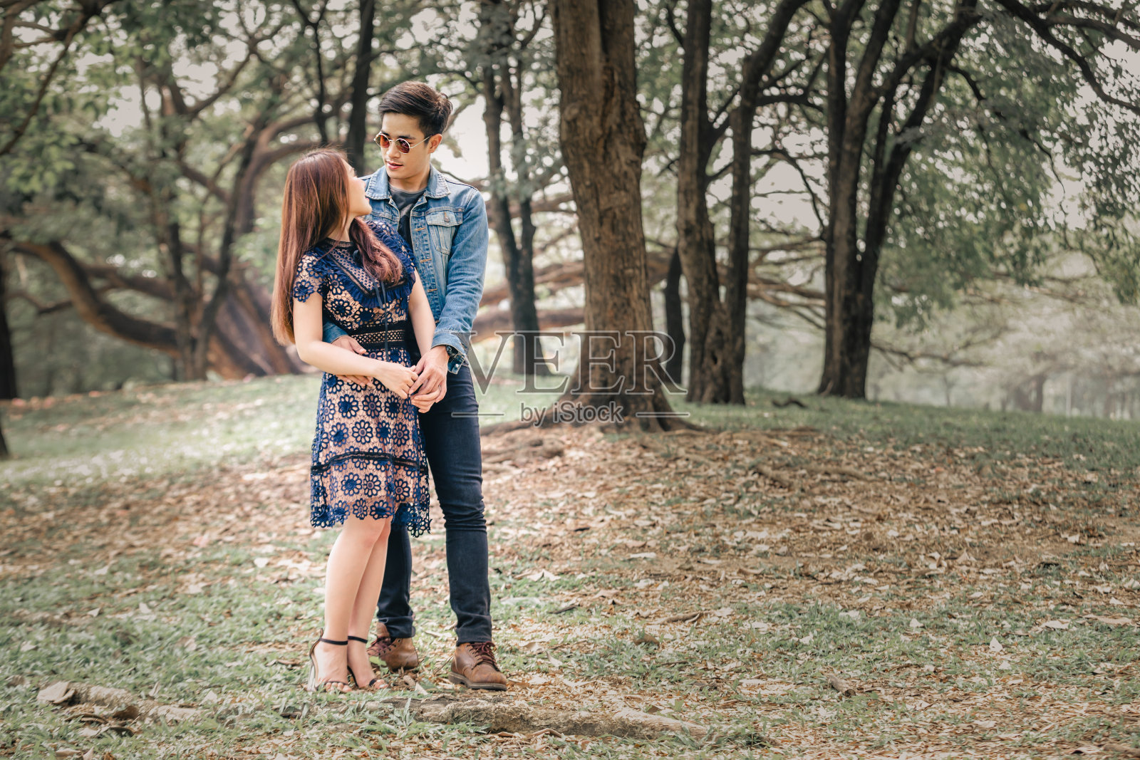 特写手亚洲夫妇拥抱爱照片摄影图片