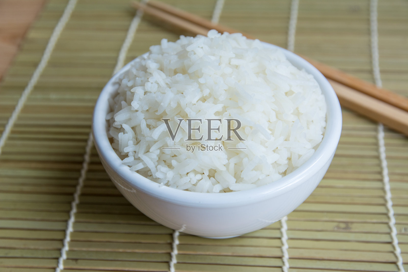 竹席上白杯茉莉花米照片摄影图片