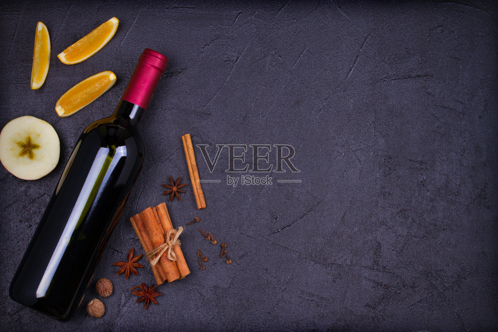 红酒与香料,柑橘类水果和苹果为热饮照片摄影图片