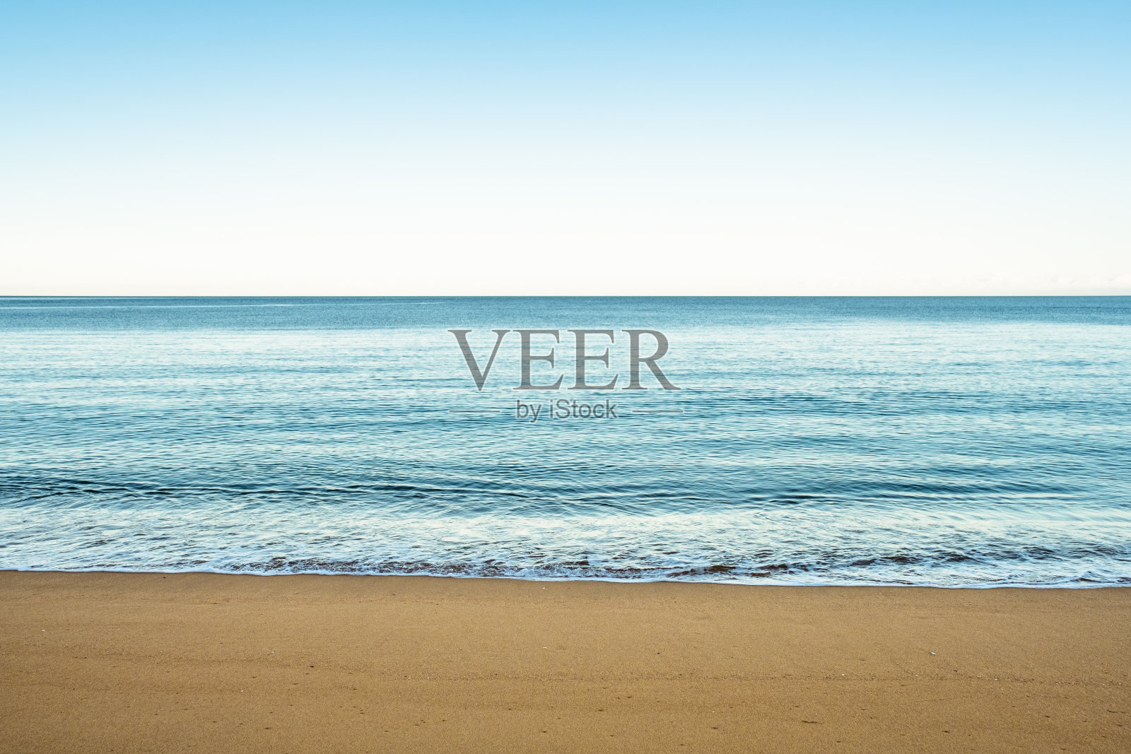 背景,海浪泡沫和蓝色的海洋在海滩上。照片摄影图片