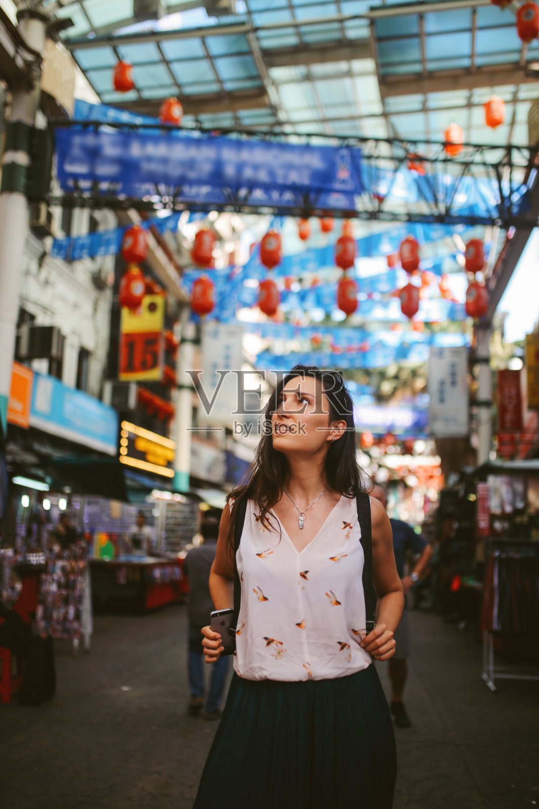 年轻的女旅行者在吉隆坡唐人街区照片摄影图片
