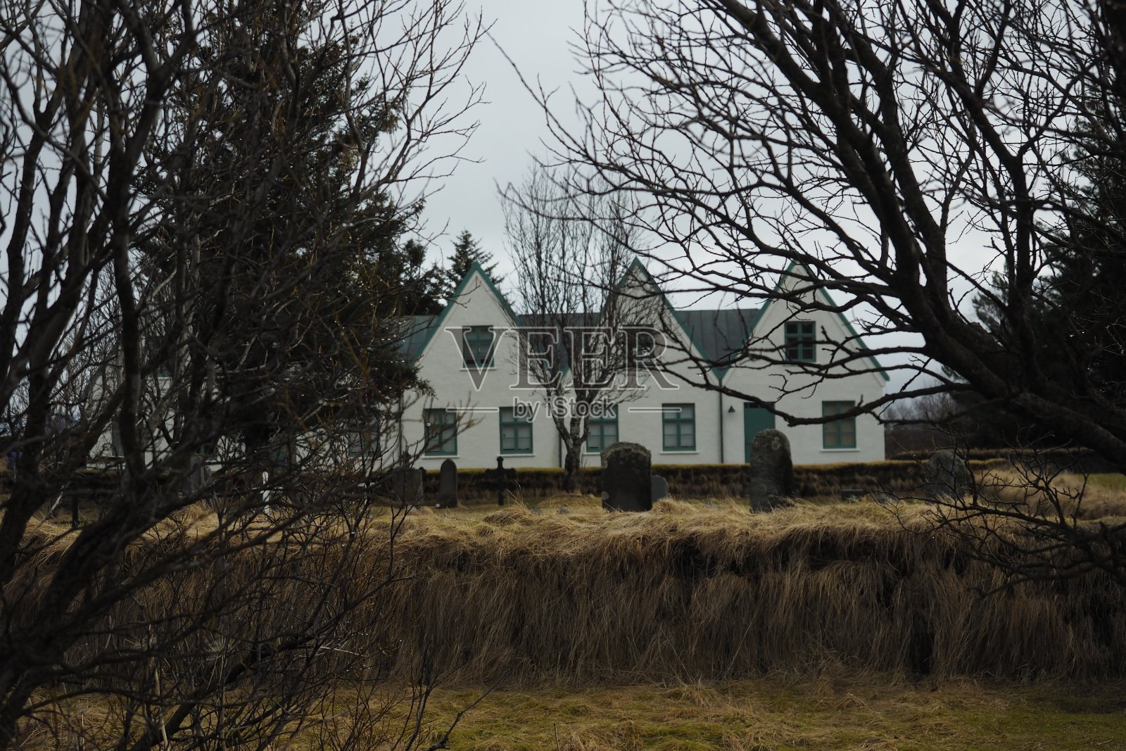 墓地和白色教堂照片摄影图片