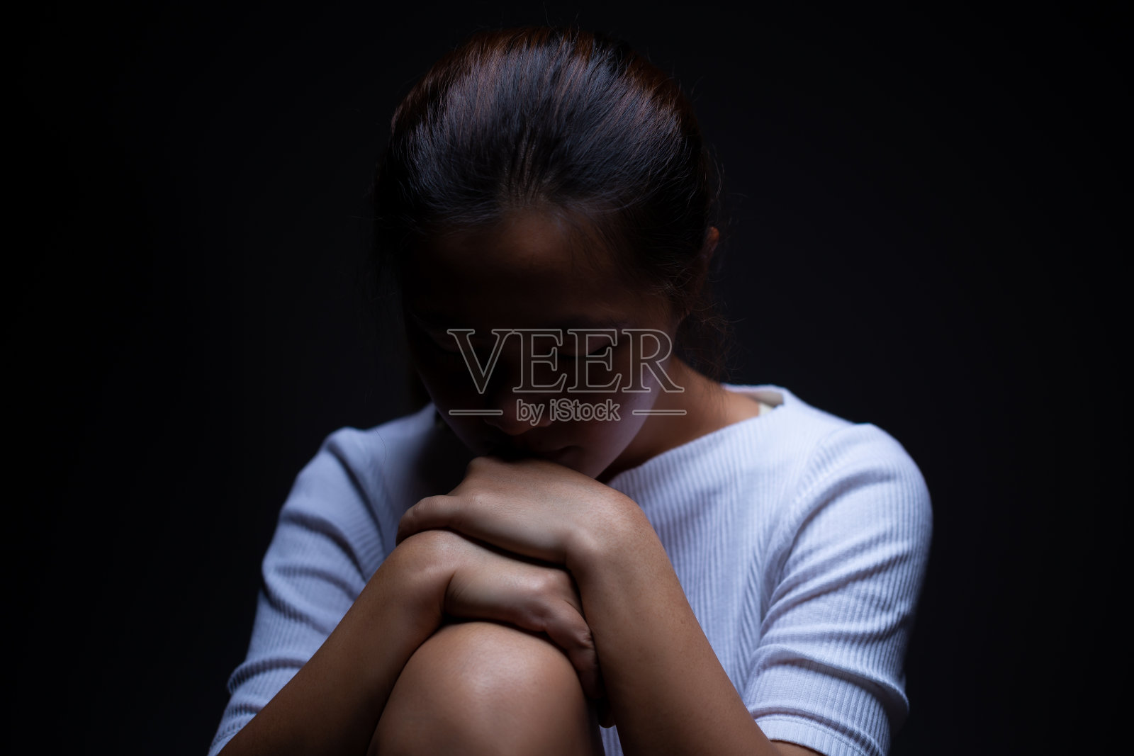 黑暗中悲伤的女人照片摄影图片