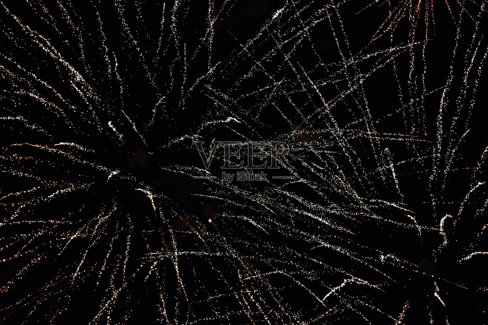 烟花在夜空中。纹理致敬。黑色背景上耀斑的抽象照片。灯光在天空中致敬的照片。敬礼的画面闪现。彩色灯光的纹理。照片摄影图片