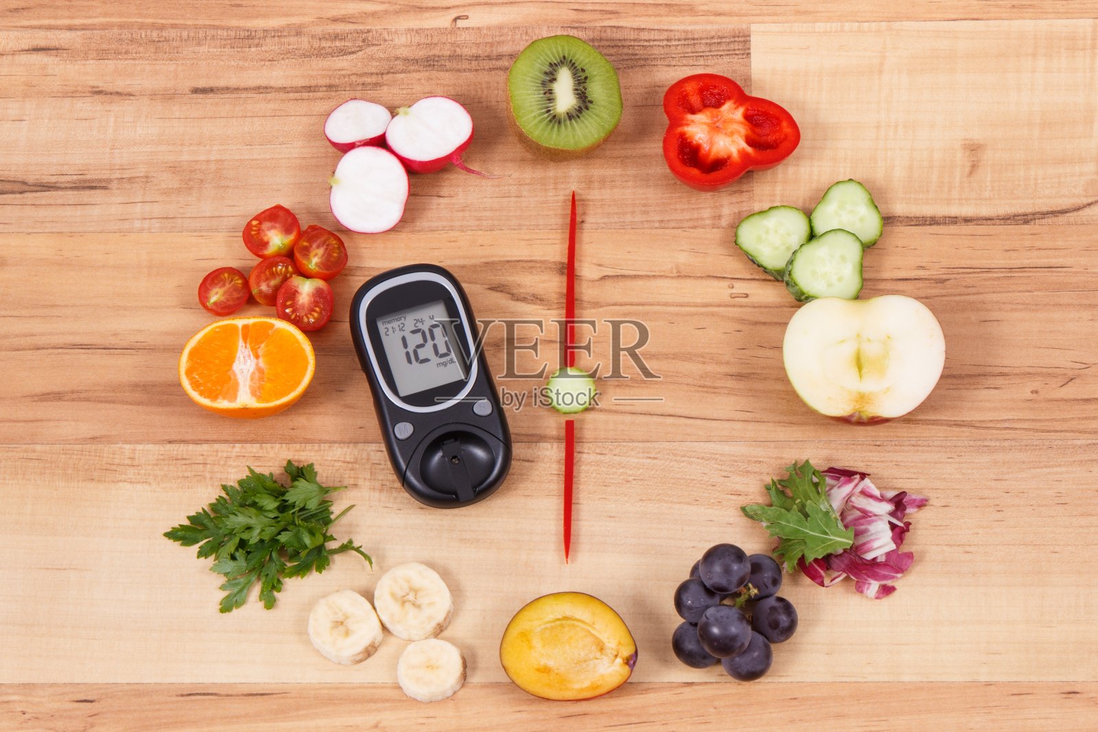血糖仪与糖水平和时钟的水果与蔬菜,健康晚餐的糖尿病概念照片摄影图片