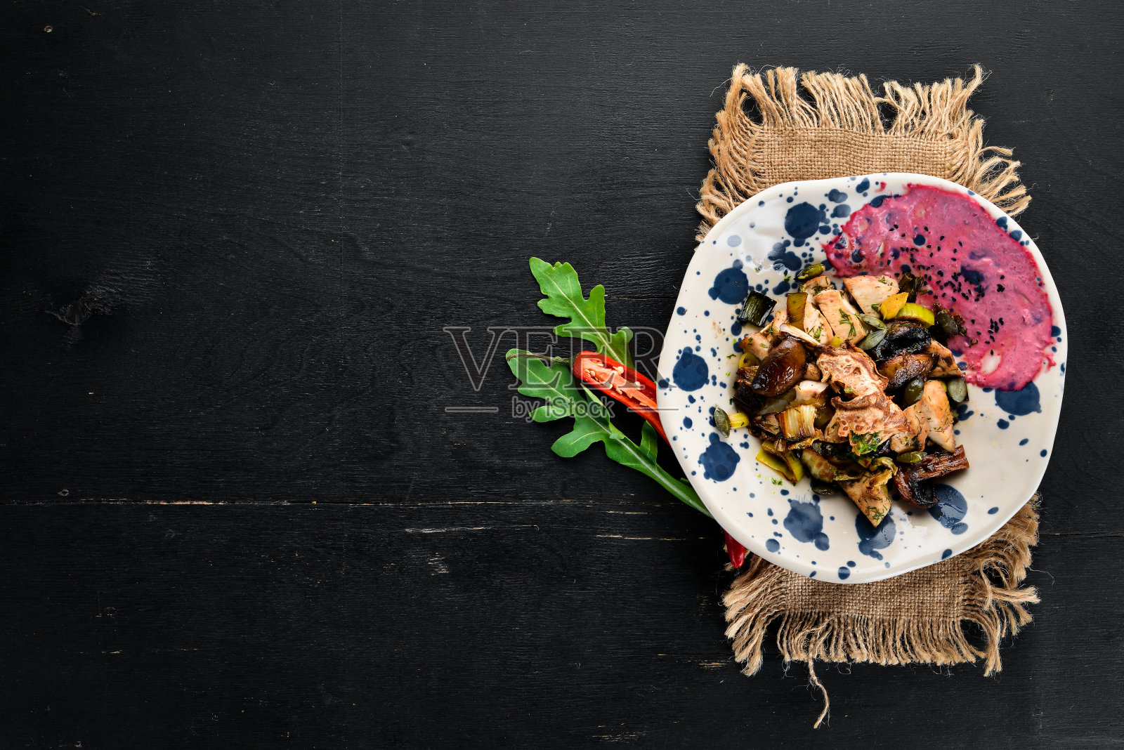 Unagi沙拉配鸡肉,蘑菇,蔬菜和南瓜子。在木制的背景上。前视图。为你的文本留出空间。照片摄影图片