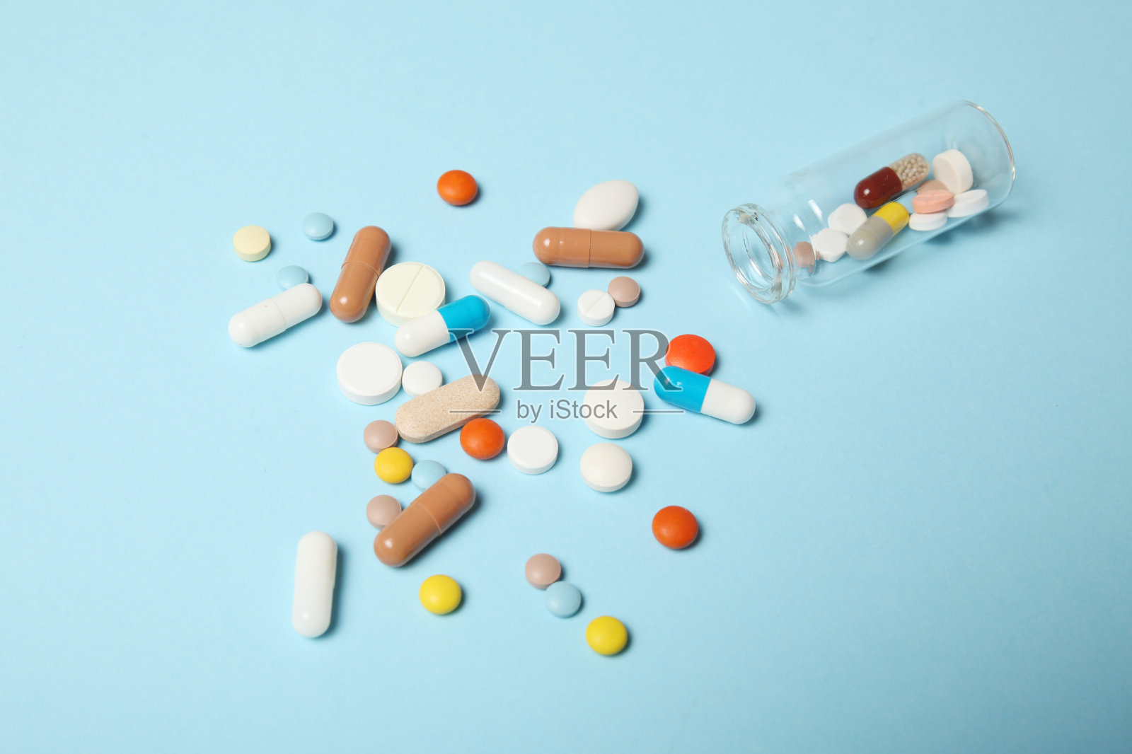 药片和药物成瘾。医学彩色胶囊照片摄影图片