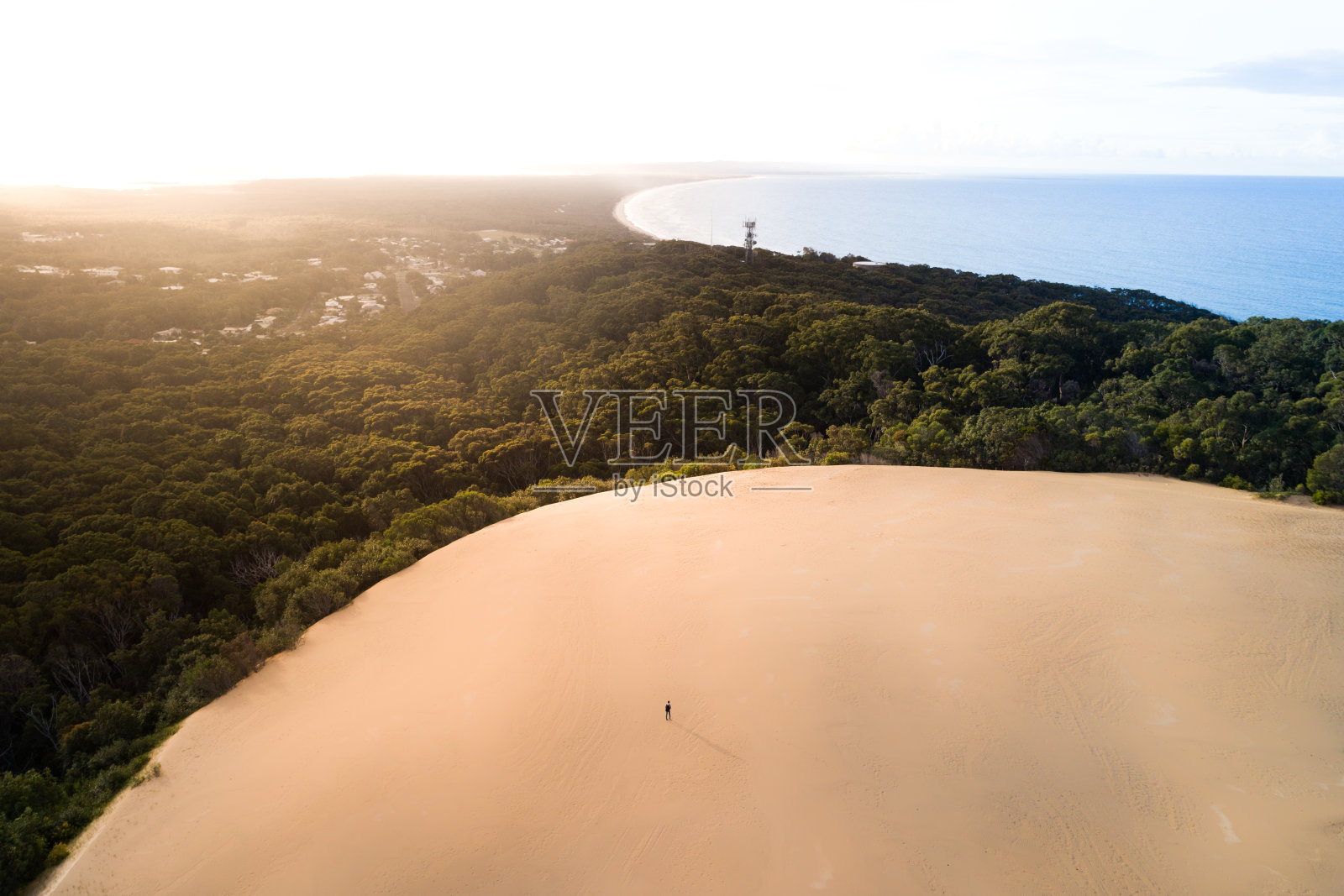 海滩上的日出照片摄影图片