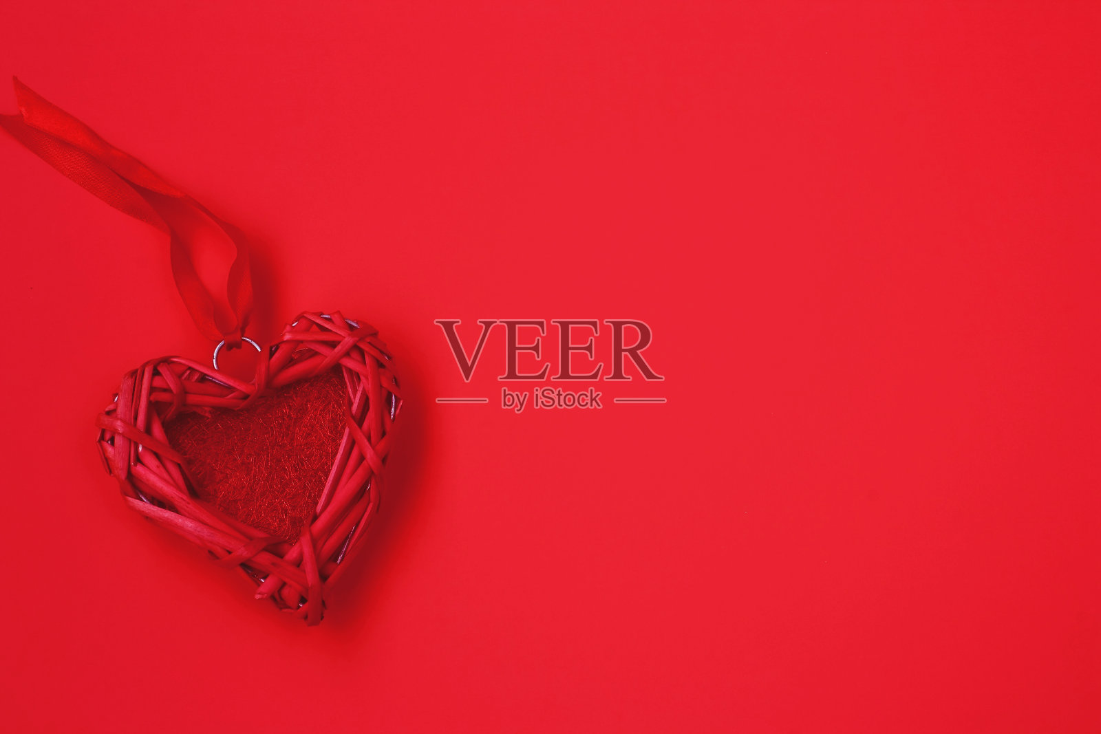 情人节柳条心,丝带,红色背景。情人节组成照片摄影图片