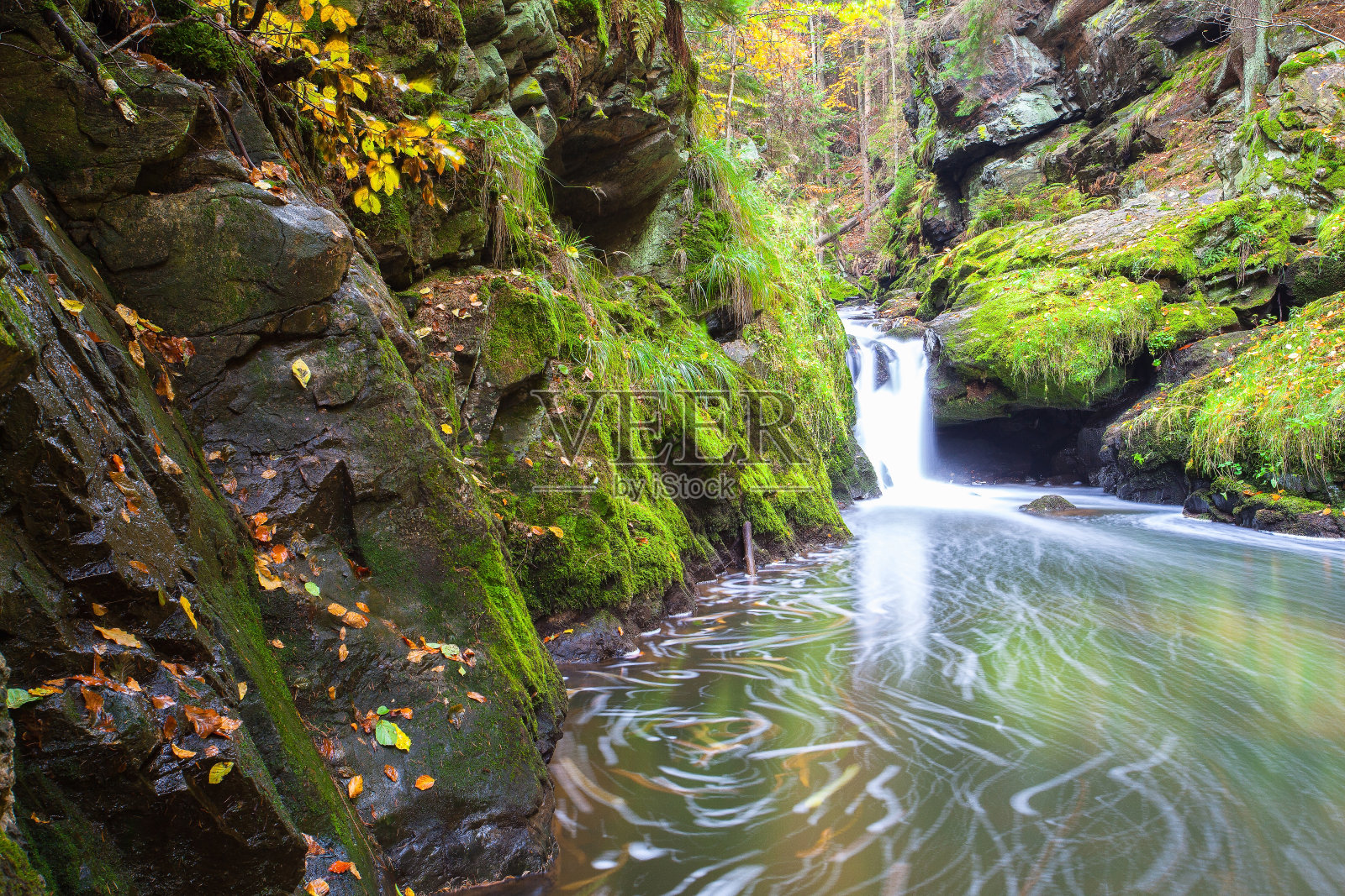 杜布拉夫卡山谷的瀑布照片摄影图片