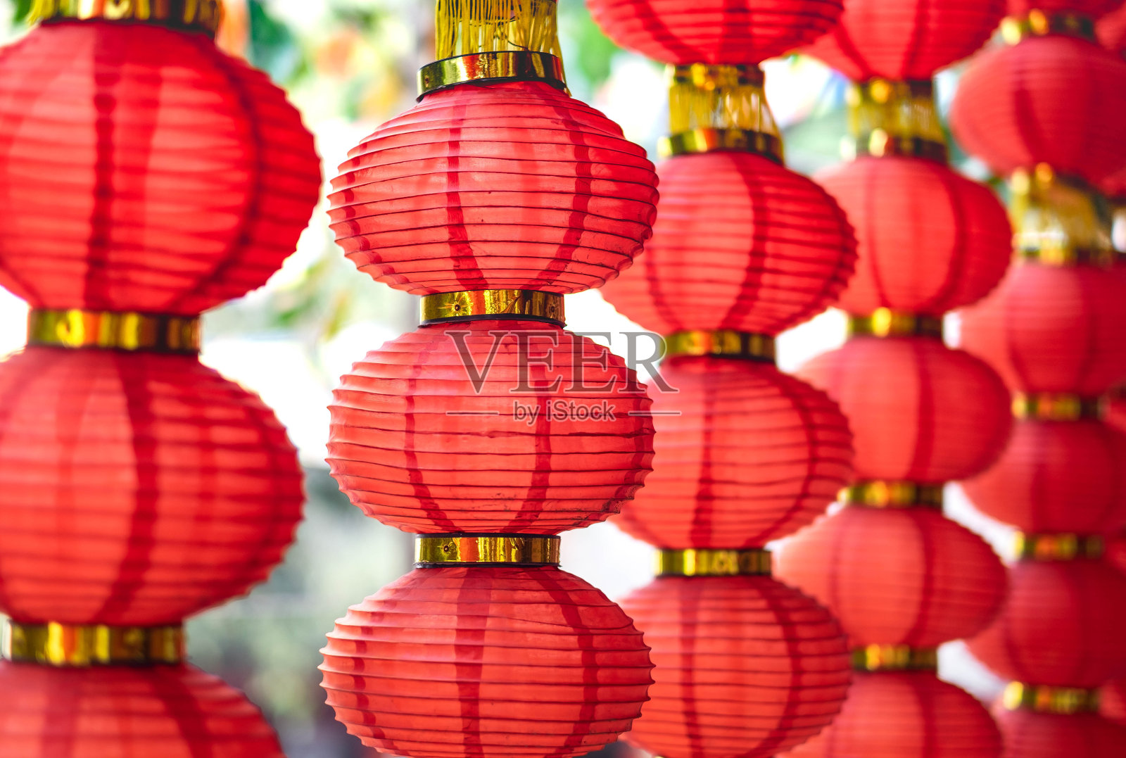 关注红灯笼。装饰在中国新年的节日。照片摄影图片