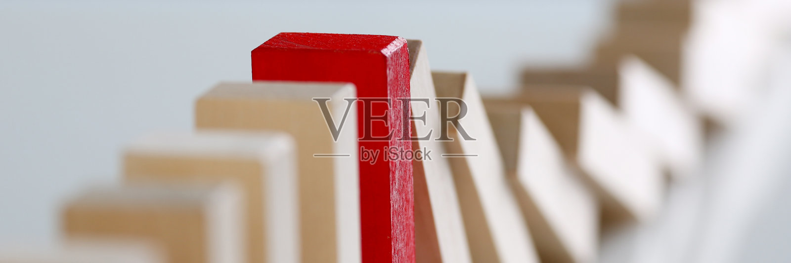 一个红色的中奖彩票木块排照片摄影图片