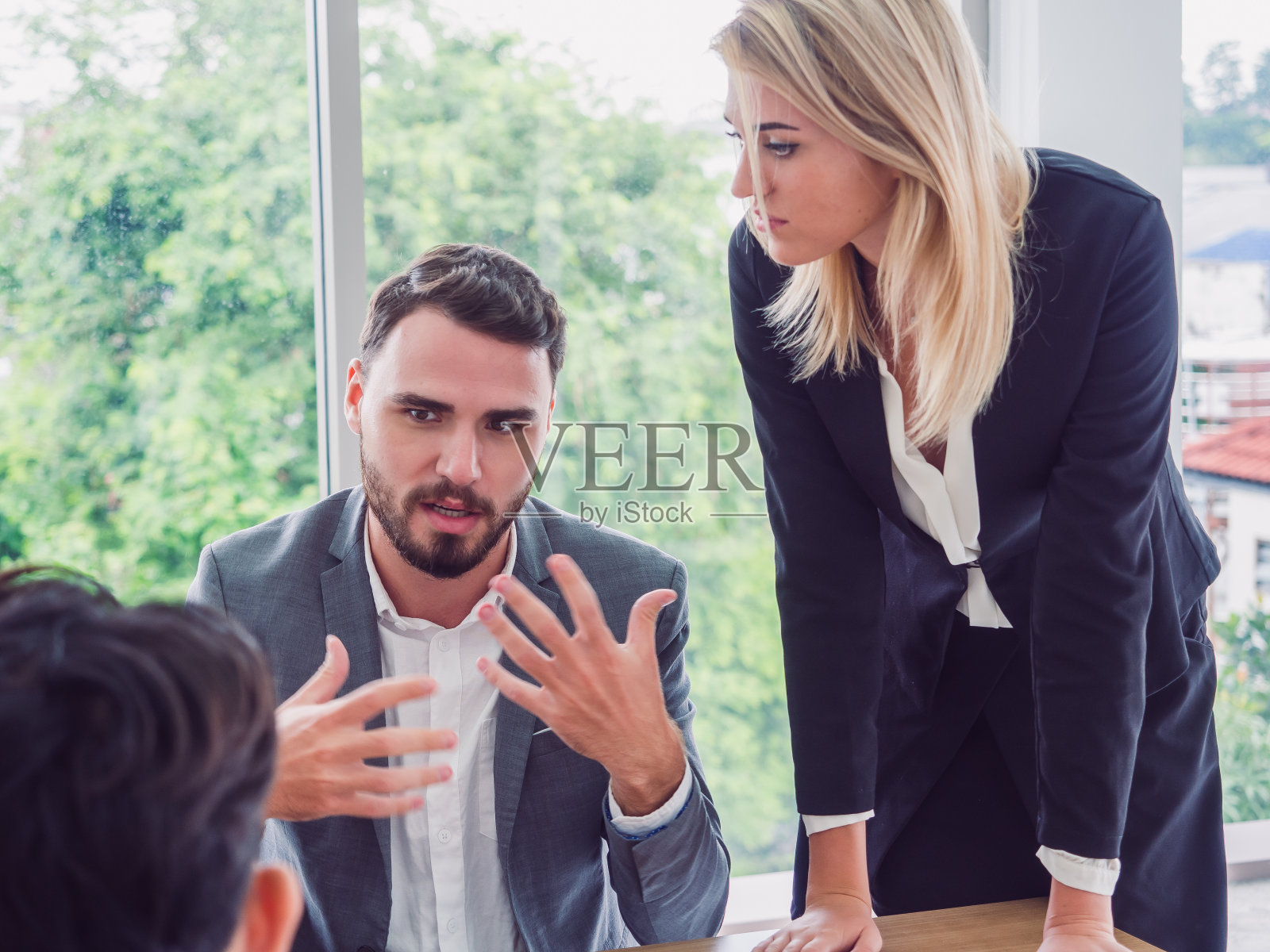 商务人员在会议室,商务团队解释新的商业理念照片摄影图片