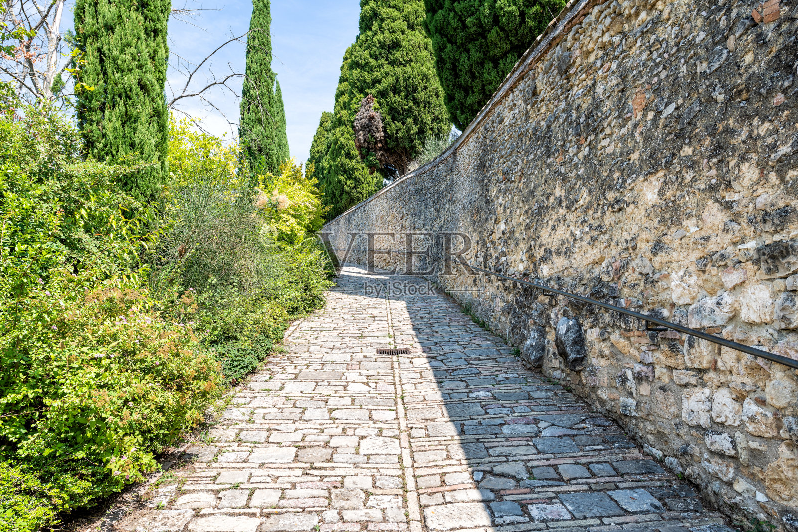 Via San Damiano street, road, stone walkway, path人行步道,Italy with wall, old, ancient, antique architecture, Italy landscape,柏树在夏季照片摄影图片