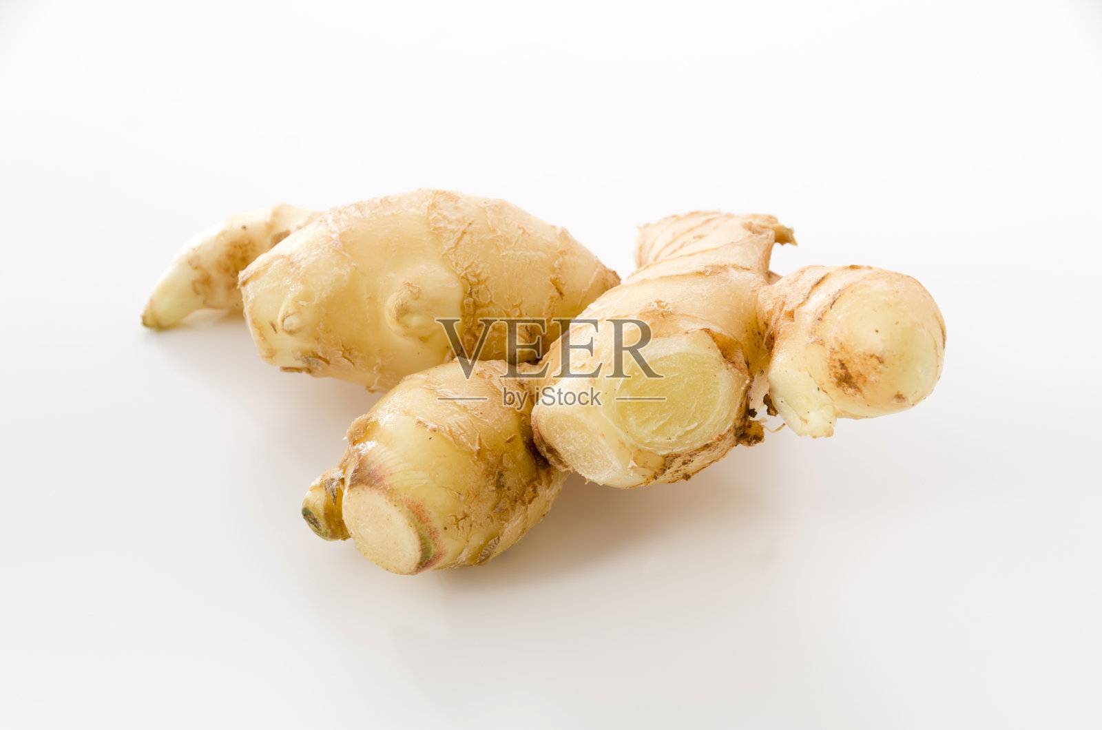 白色背景上的姜照片摄影图片
