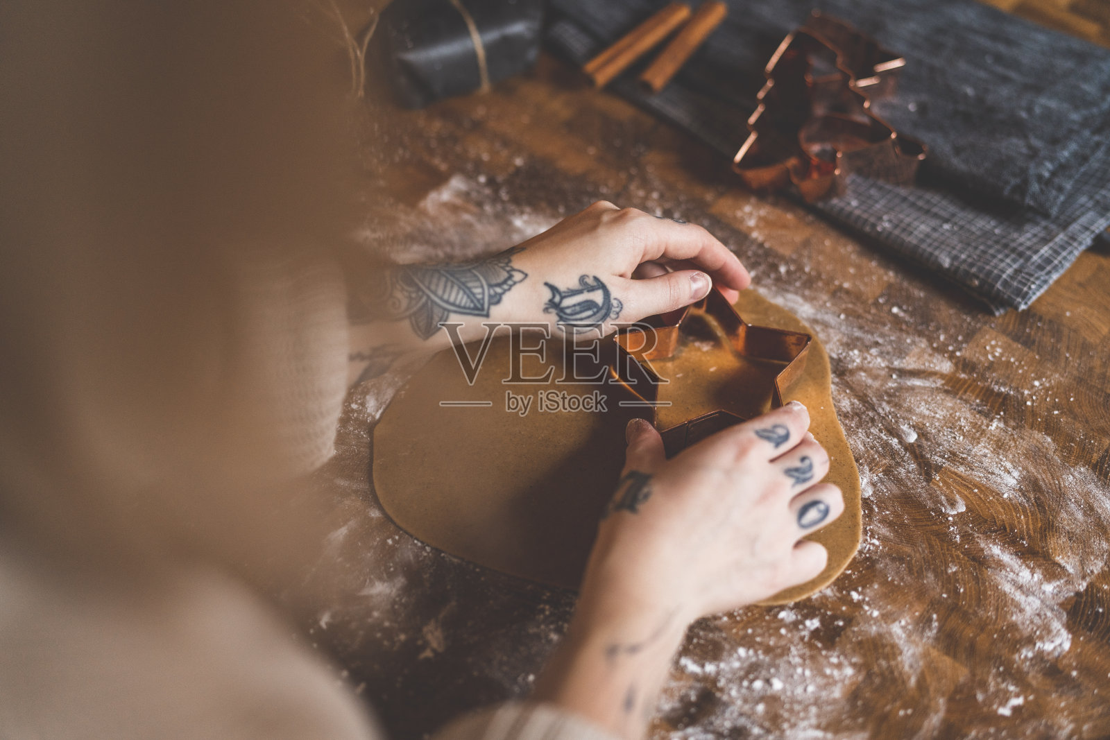 有纹身的女人在家烤姜饼照片摄影图片