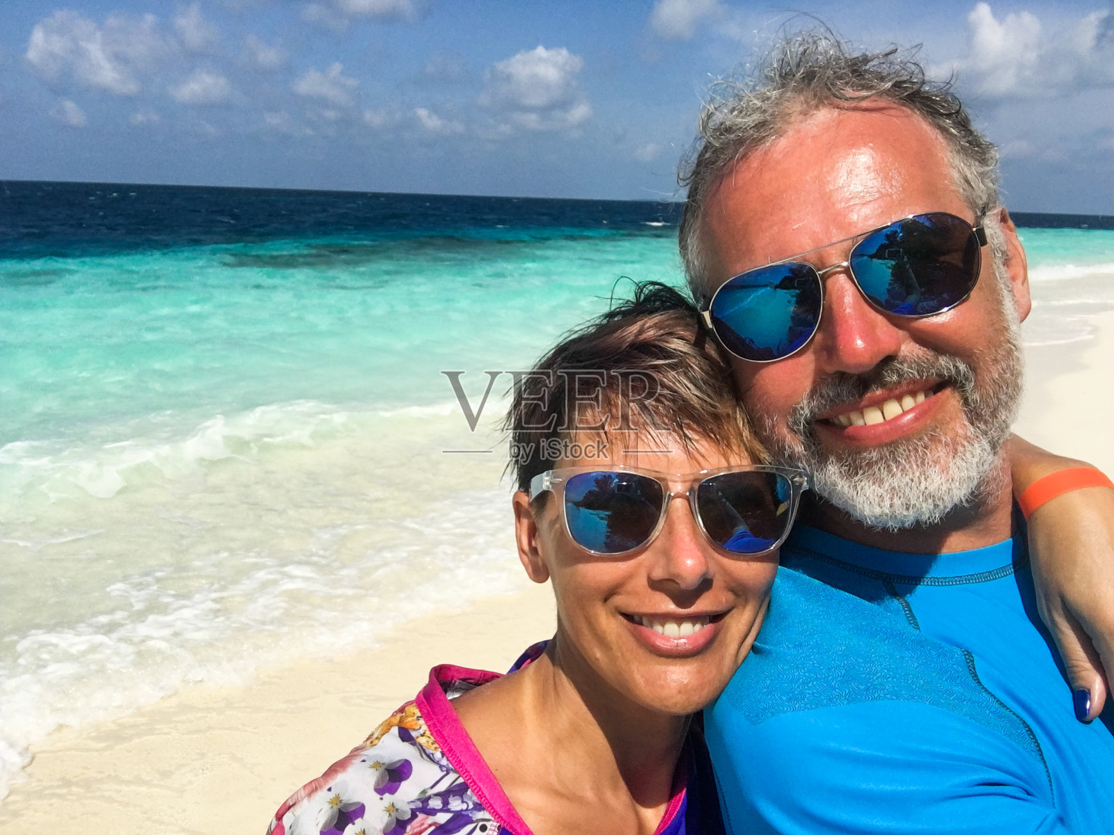 一对成年夫妇在热带岛屿上享受暑假照片摄影图片