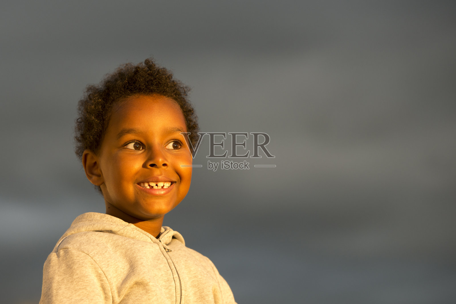 可爱的男孩在夕阳下微笑照片摄影图片