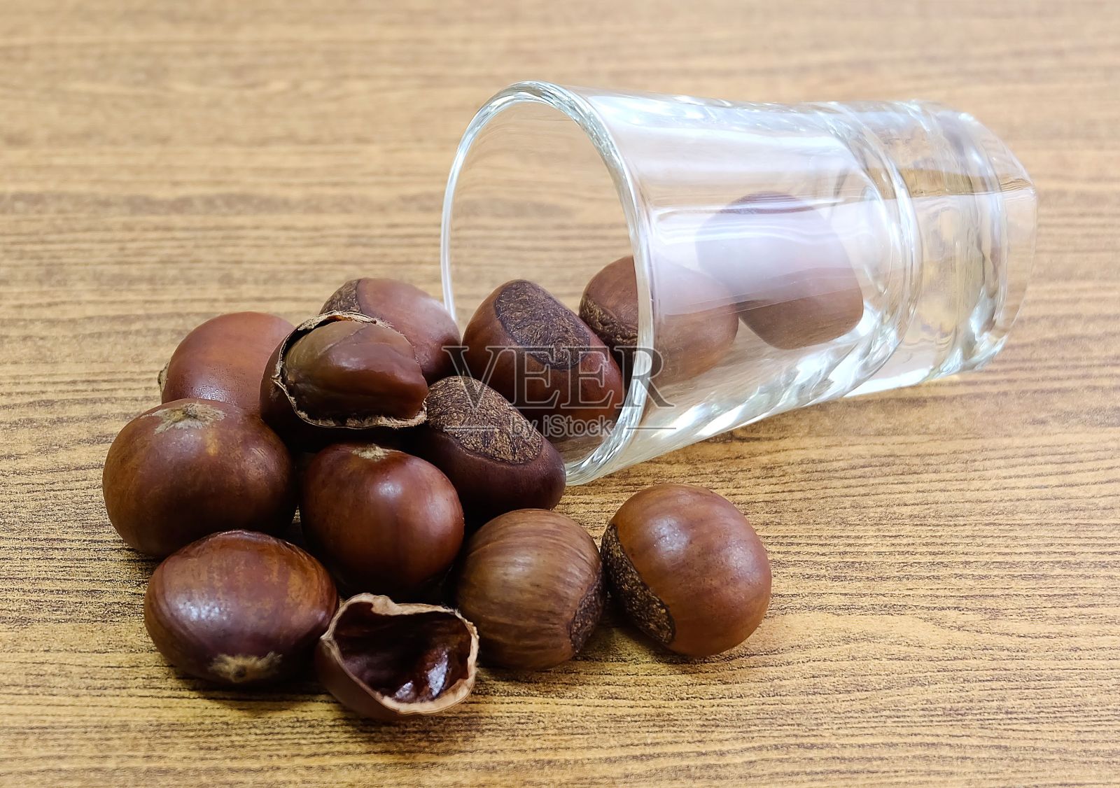 小杯子里的美味烤栗子照片摄影图片