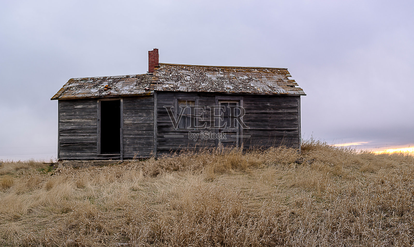 草原上废弃的旧农舍照片摄影图片