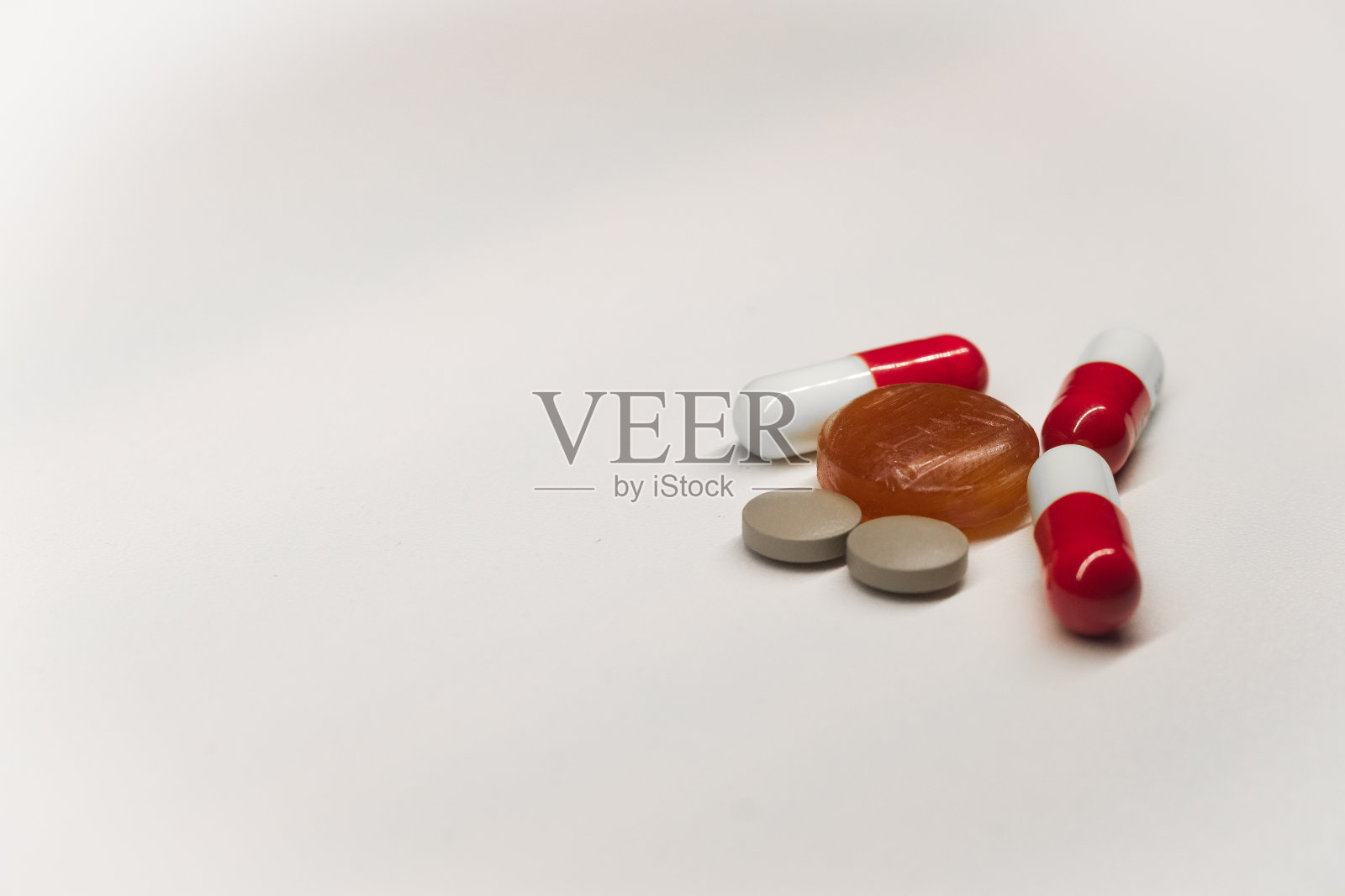 白色背景上的药丸照片摄影图片