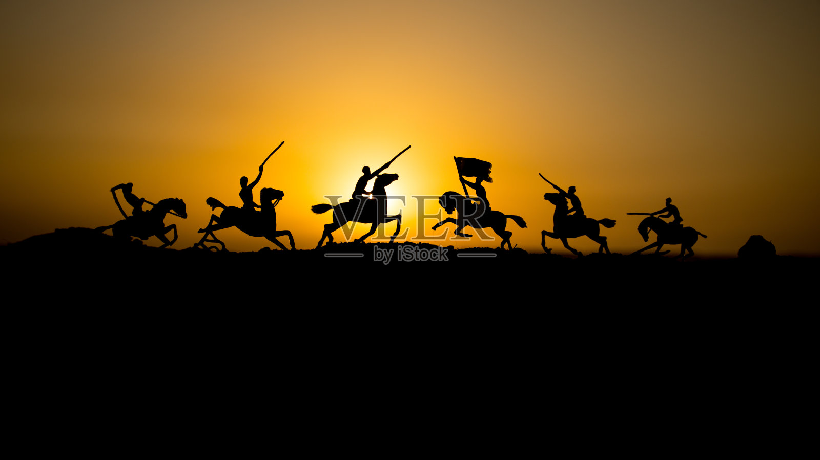 攻击的场景。战争的概念。骑马准备战斗和士兵在黑暗的雾色调的日落背景。战场场景战场上战斗的战士。照片摄影图片